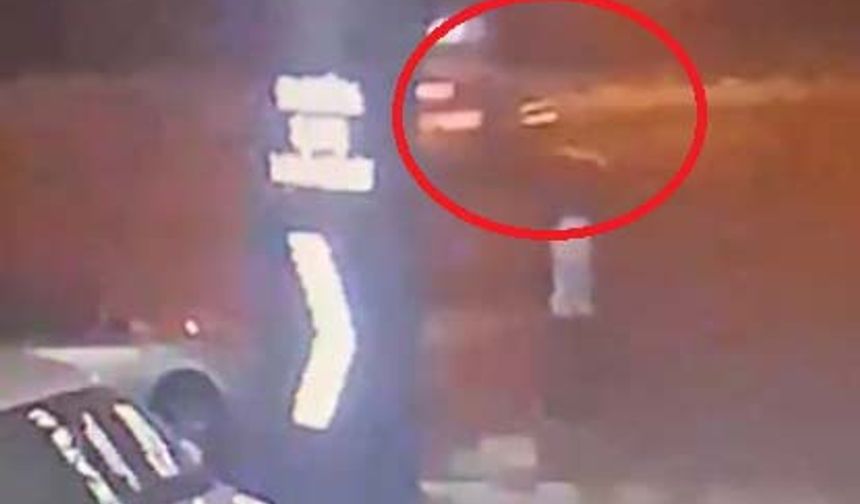 Hafif ticari aracın çarpıp, otomobilin ezdiği kadın öldü