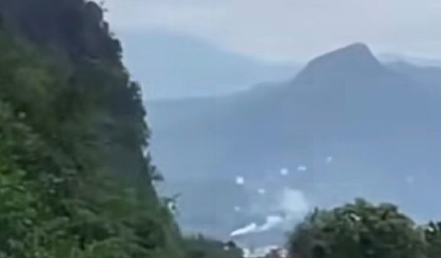 Artvin'de heyelan; Karadeniz Sahil Yolu tek yönlü ulaşıma kapandı