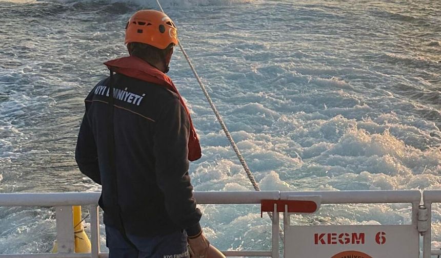 Çanakkale Boğazı'nda sürüklenen tekne kurtarıldı