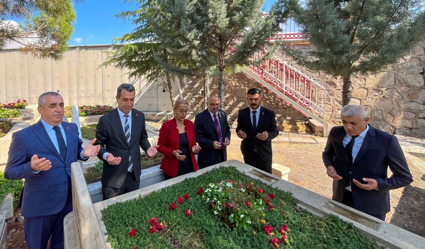 CHP'li Yücel ve Adem, eski genel başkanların kabrini ziyaret etti