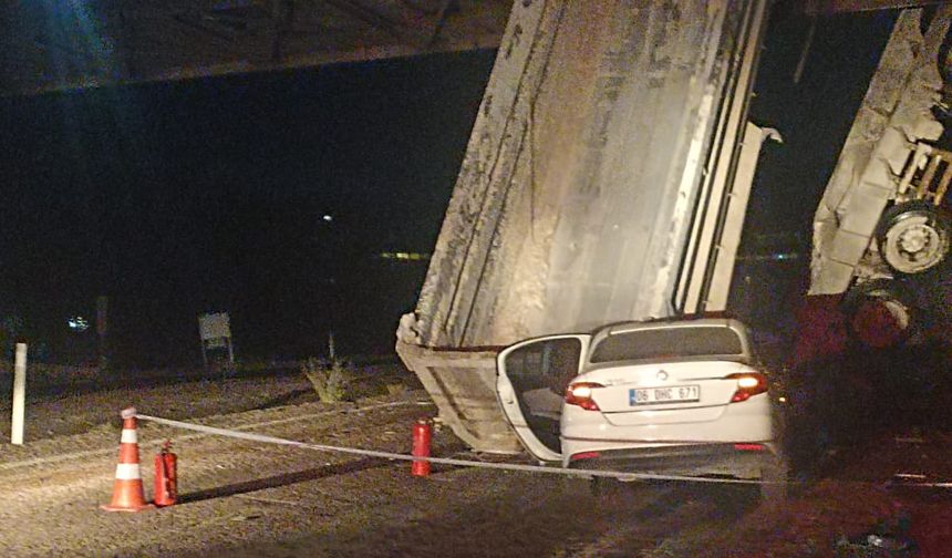 Damperi açılan kamyona otomobil çarptı; 1 ölü, 3 yaralı