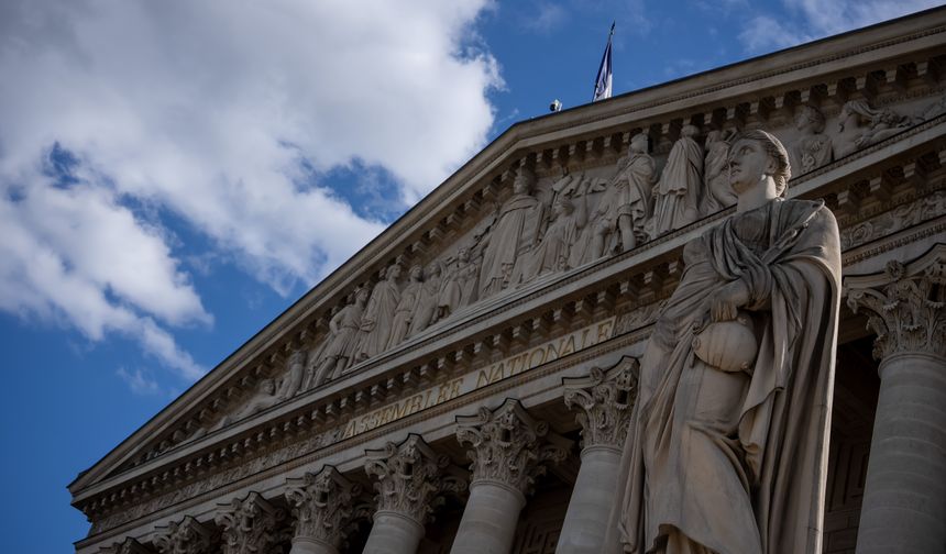 Fransa'da güvenoyu alamayan hükümet düştü