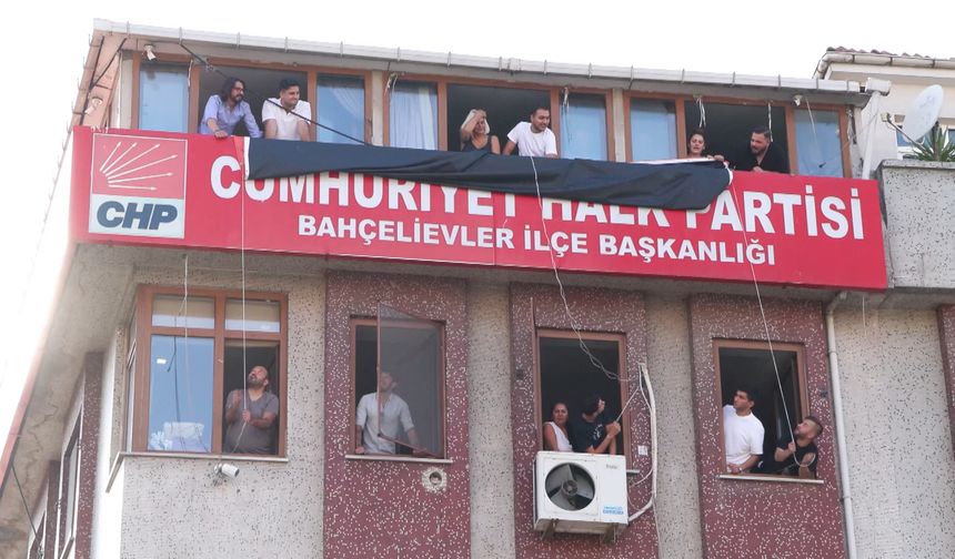 İstanbul - CHP'nin Bahçelievler'deki binasına 'İstanbul İl Başkanlığı' yazılı pankart asıldı