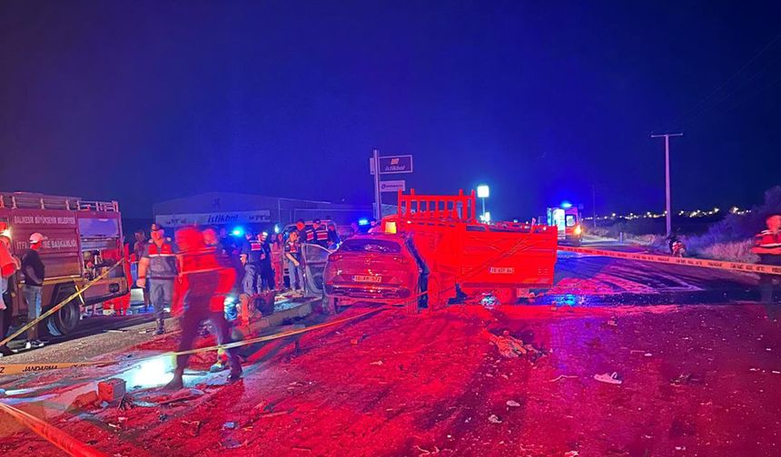 Otomobille kamyonet çarpıştı; 1 ölü, 2 ağır yaralı