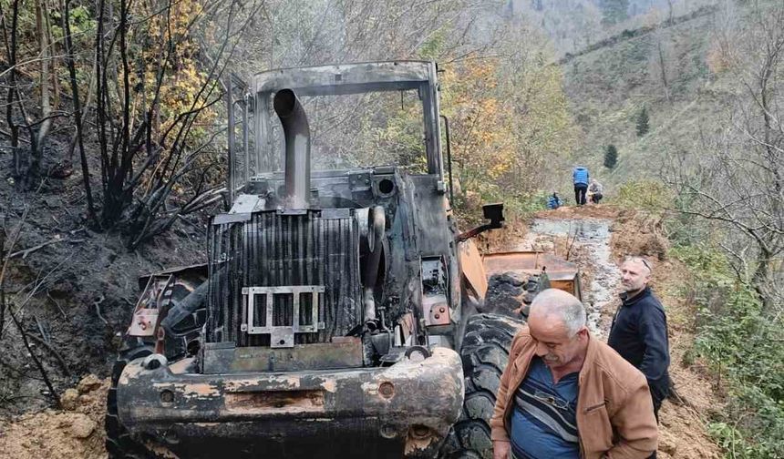 Artvin’de iş makinesi alev aldı