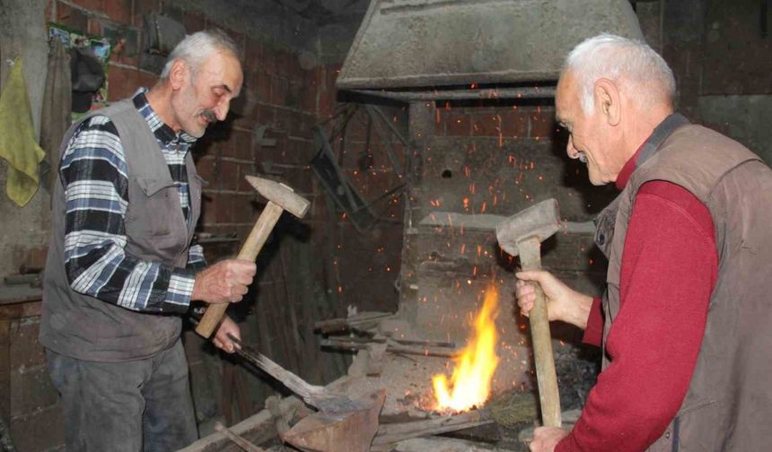 Babalarından kalan ocağı söndürmüyorlar
