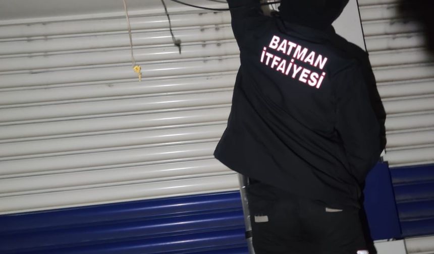 Batman’da kuaför dükkanında mahsur kalan 3 kişiyi itfaiye kurtardı