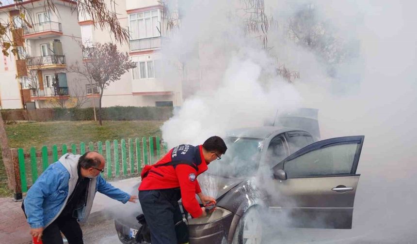 Burdur’da seyir halindeki otomobil yandı