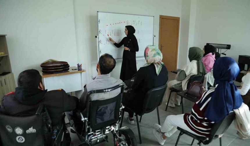 Engelsiz Yaşam Merkezi’nde dezavantajlı bireyler sosyal ve kültürel faaliyetlerle destekleniyor