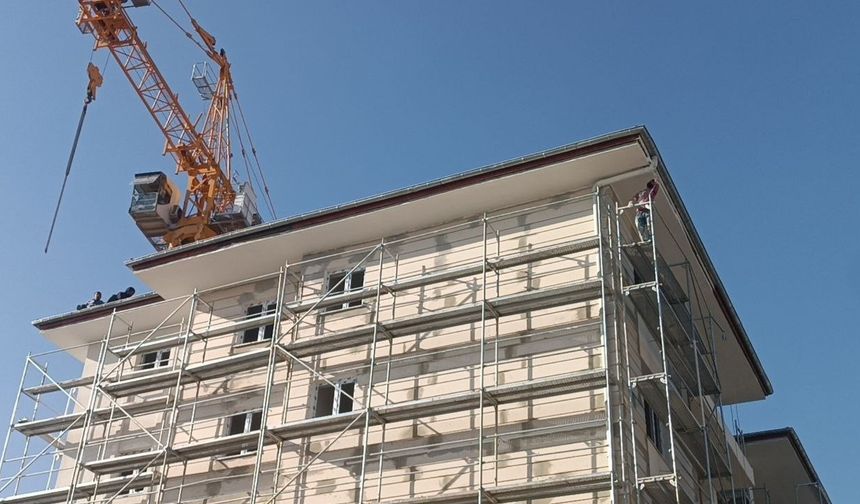 İntihar girişiminde bulunan arkadaşlarına aldırış etmeden çalışmaya devam ettiler