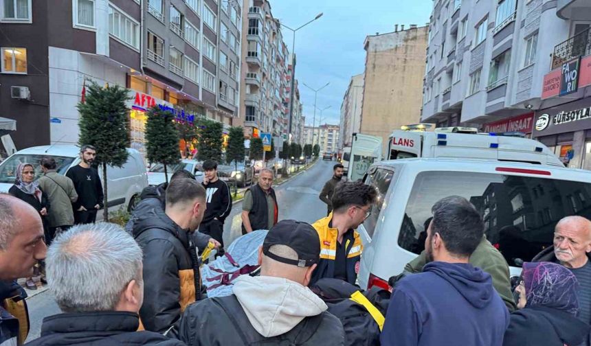 Minibüsün açılan kapısına çarpan motosikletli savruldu: 1 yaralı
