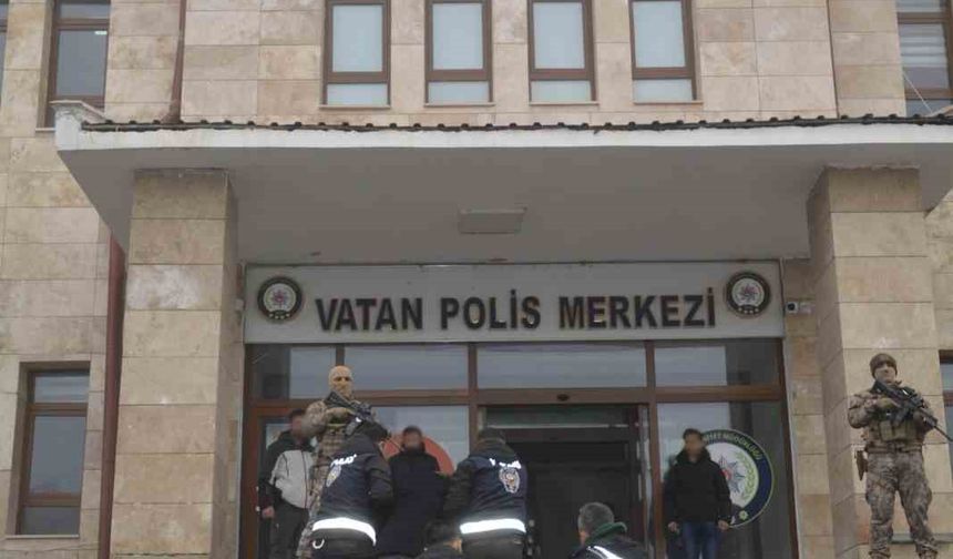 Muş’ta firari 2 şüpheli suç aleti silahla yakalanarak tutuklandı