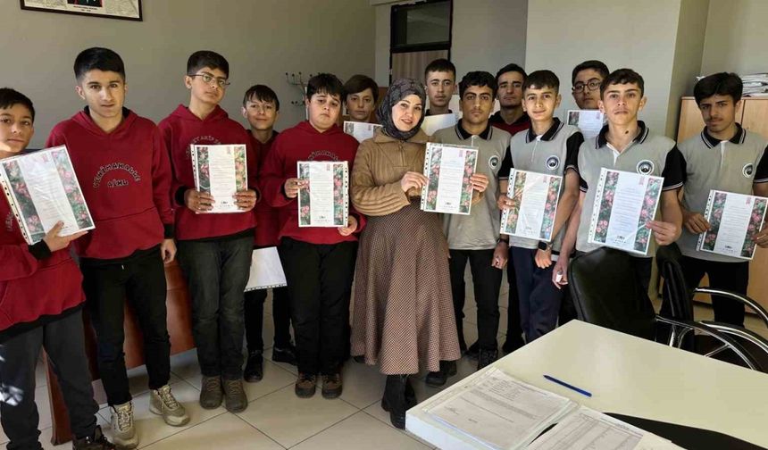 Öğrencilerden öğretmenlere sürpriz: Hazırlanan sertifikalar kendilerine taktim edildi