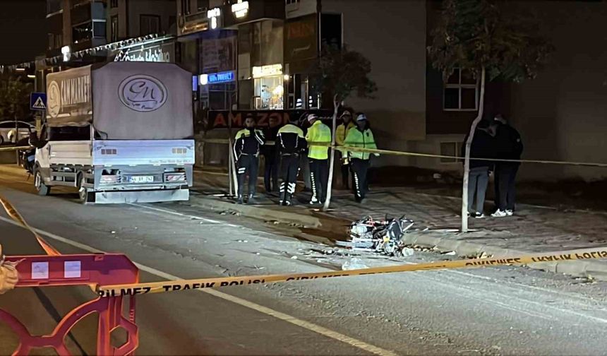 Polisten kaçan motosiklet, park halindeki kamyonete çarptı: 1 ölü 1 yaralı