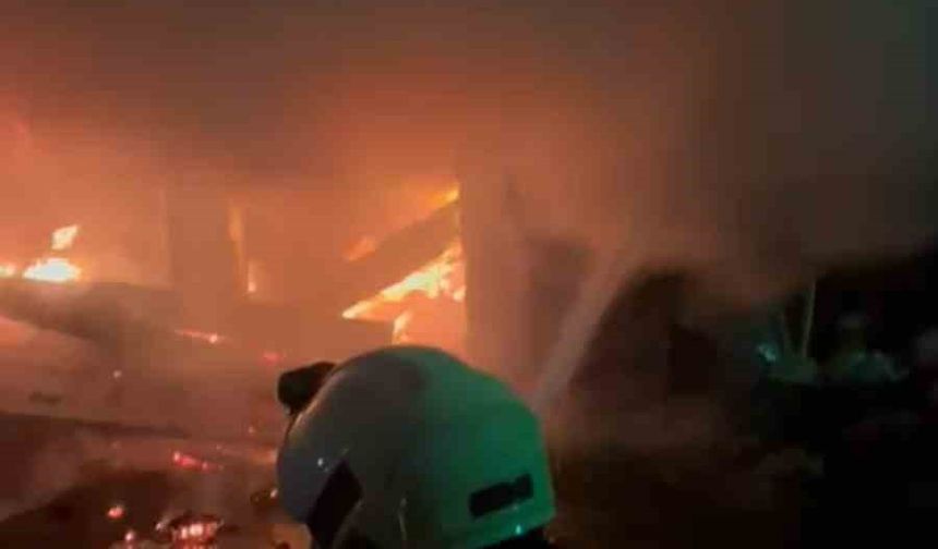 Rize’de 3 katlı binanın kömürlüğünde yangın paniği