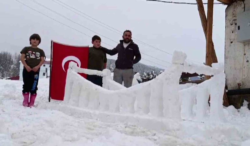 Şehitleri anmak amacıyla kardan ‘15 Temmuz Şehitler Köprüsü’ yaptılar, görenleri ise duygulandırdılar