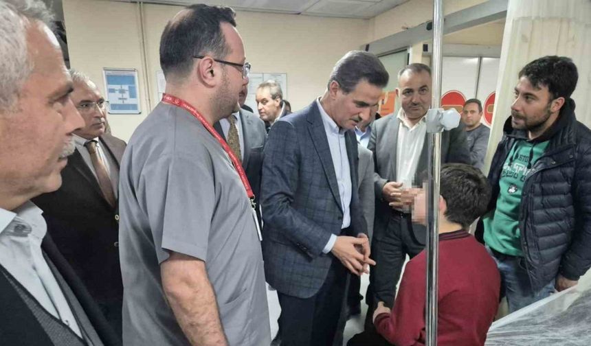 Vali Baruş, zehirlenme şüphesiyle hastaneye kaldırılan öğrencileri ziyaret etti
