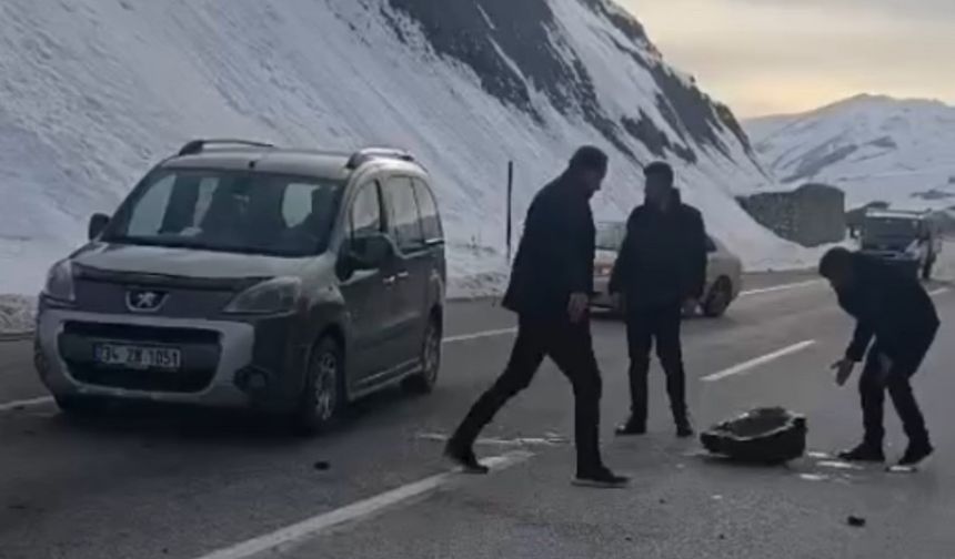 Yüksekova’da karayoluna düşen kaya parçaları sürücülere korku dolu anlar yaşattı