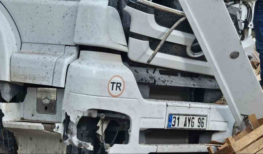 Adilcevaz’da tavuk eti yüklü tır kaza yaptı: Sürücü yaralandı, tavuklar çevreye dağıldı