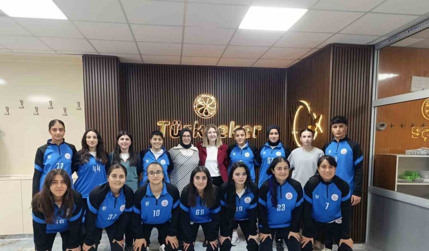 Ağrı’da kadın futbol takımına moral yemeği