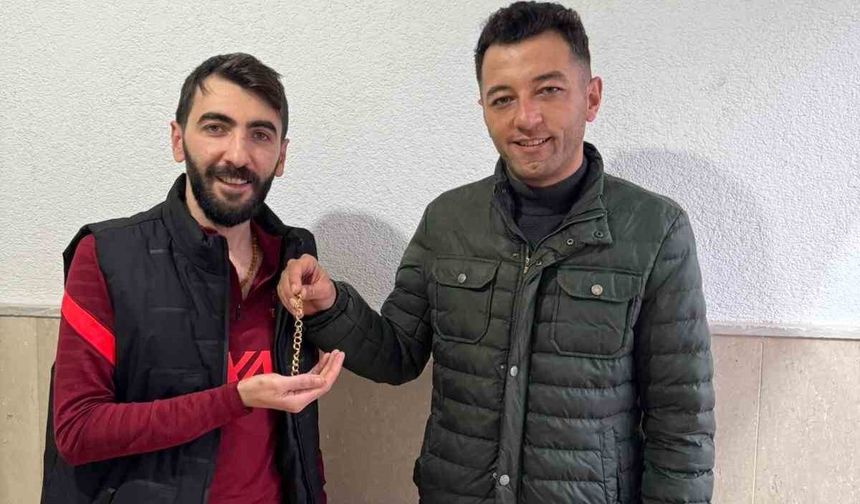 Ağrı’da kaybolan altın bileklik jandarma personeli tarafından sahibine teslim edildi
