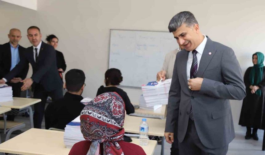 Akdeniz Belediyesinden gençlere kaynak kitap desteği