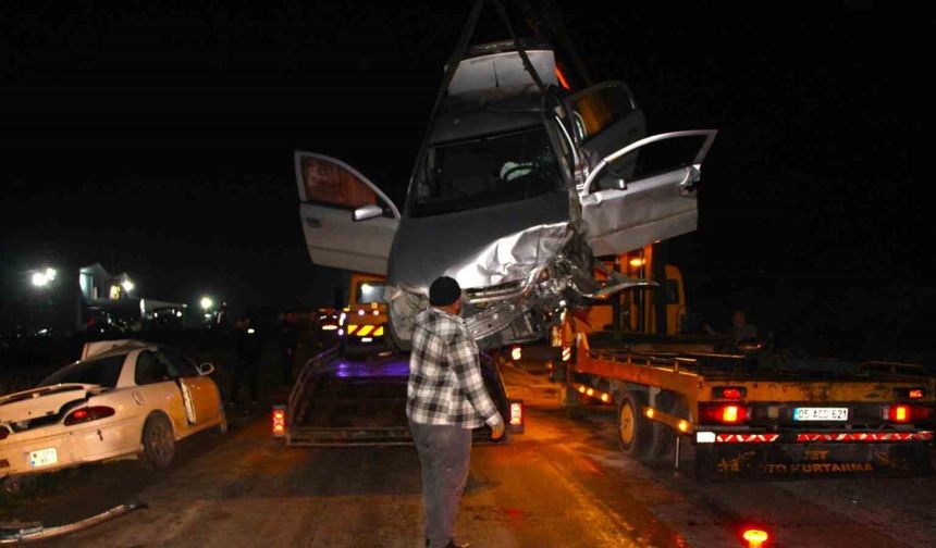Amasya’da iki otomobil kafa kafaya çarpıştı: 8 yaralı