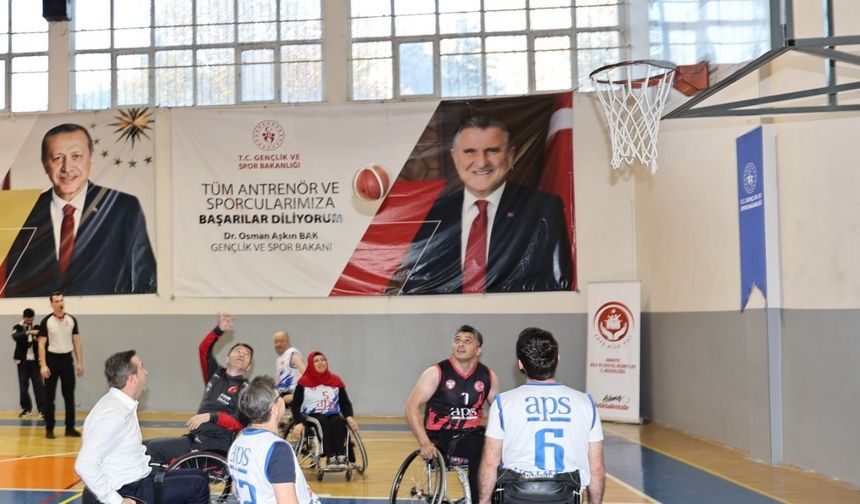 Amasya’da protokol ile ampute basketbol takımı maç yaptı