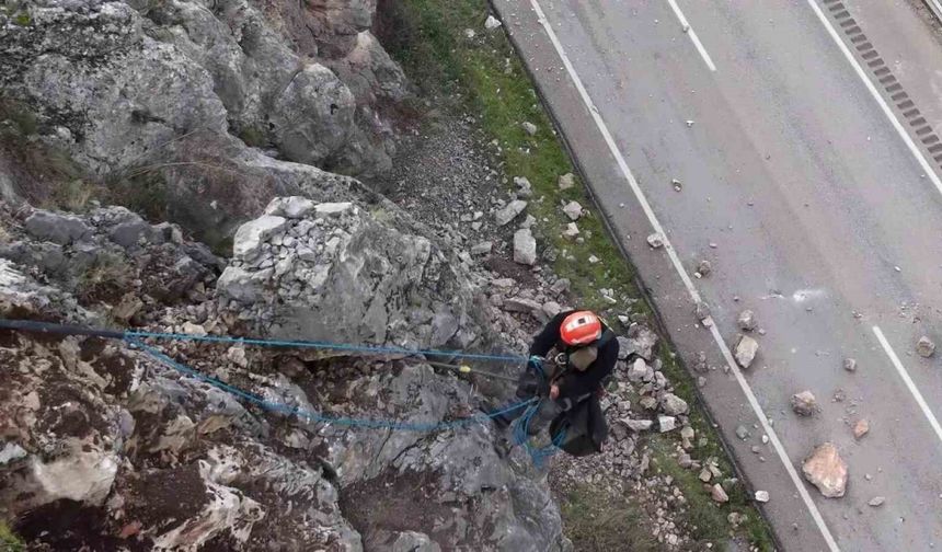Amasya’da riskli kaya parçaları sökülerek yola düşürüldü, hummalı çalışma dronla görüntülendi