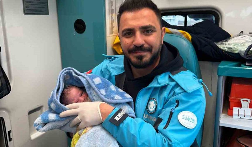 Ambulansta doğum yapan anne bebeğine sağlık personelinin adını verdi