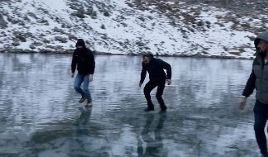 Artvinli gençler buz tutan Karagöl’de taş atıp test ettiler, sonra eğlendiler