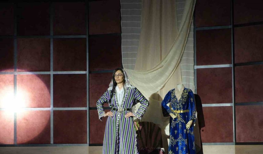 Asırlar önce kadınların giydiği kıyafetler defilede sergilendi