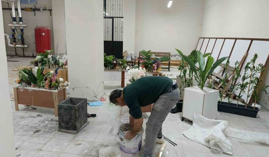 Atık malzemelerle okulu süslüyor