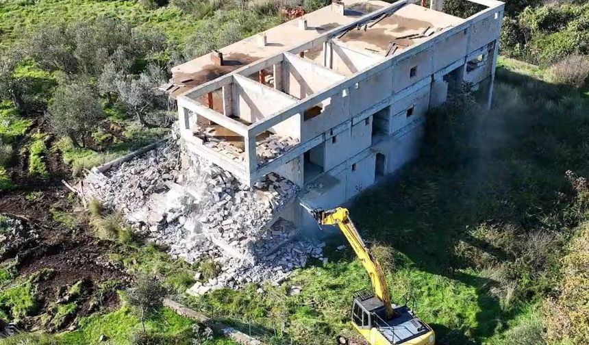 Ayvacık’ta 66 kaçak yapı yıkıldı