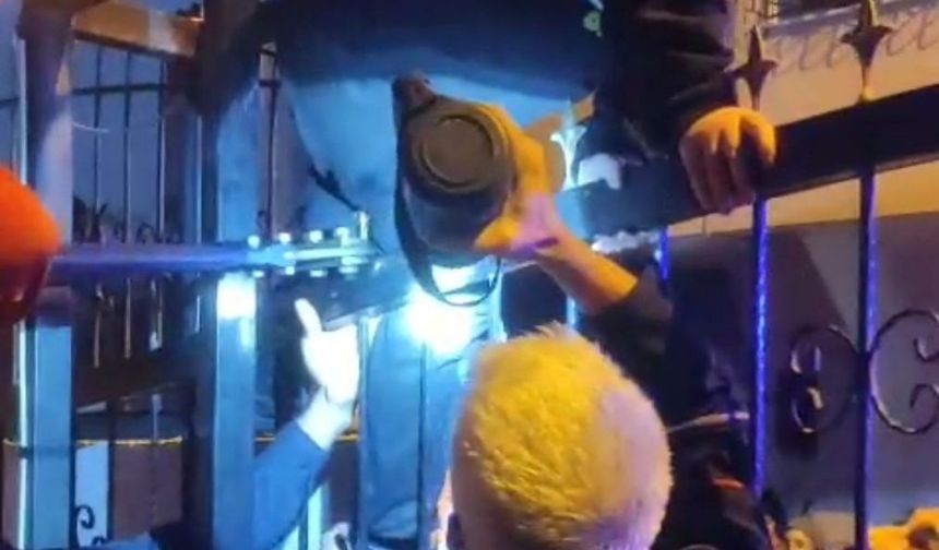 Bacağına demir korkuluk saplanan çocuk hastaneye kaldırıldı