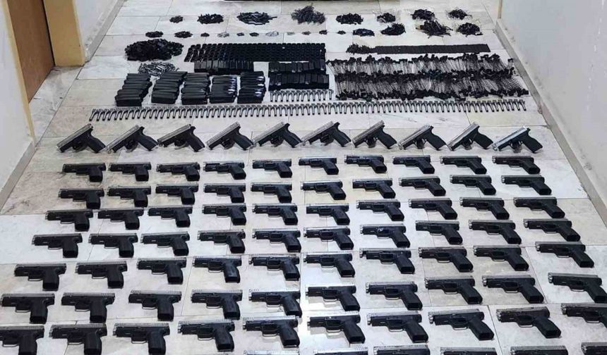 Bagajdan silah deposu gibi 90 adet ruhsatsız tabancı çıktı