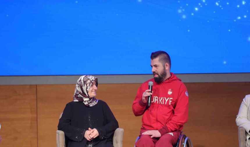 Bakan Bak şampiyon sporcuların anneleri ile bir araya geldi