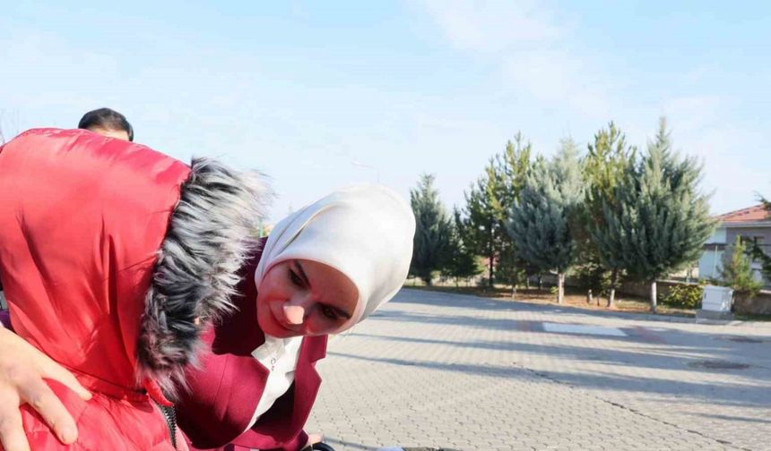 Bakan Göktaş, Ankara’da kardeşleriyle birlikte devlet korumasına alınan Adnan’ı ziyaret etti