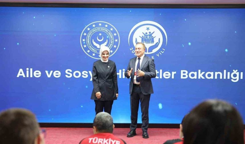 Bakan Göktaş engelli sporcularla bir araya geldi