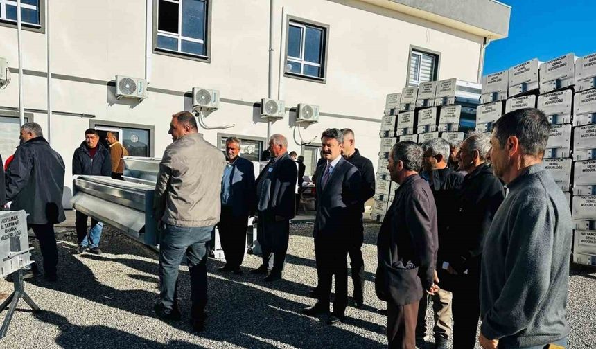 Besni’de 84 yetiştiriciye otomatik yemlik dağıtıldı