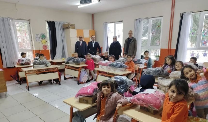 Bilecikli hayırseverden öğrencilere mont ve bot desteği