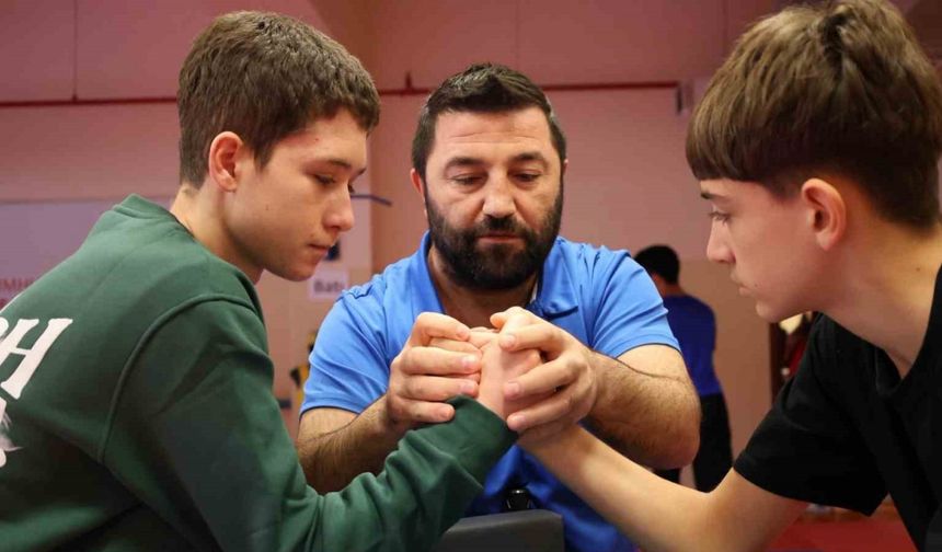 Bilecik’te Bilek Güreşi Gençler İl Birinciliği tamamlandı