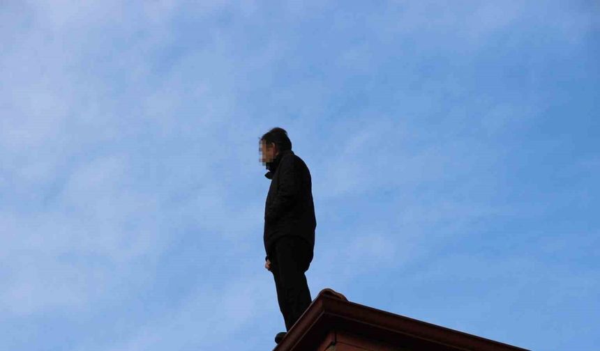 Binanın çatısında intihara kalkışan şahsı İl Emniyet Müdürü ikna etti