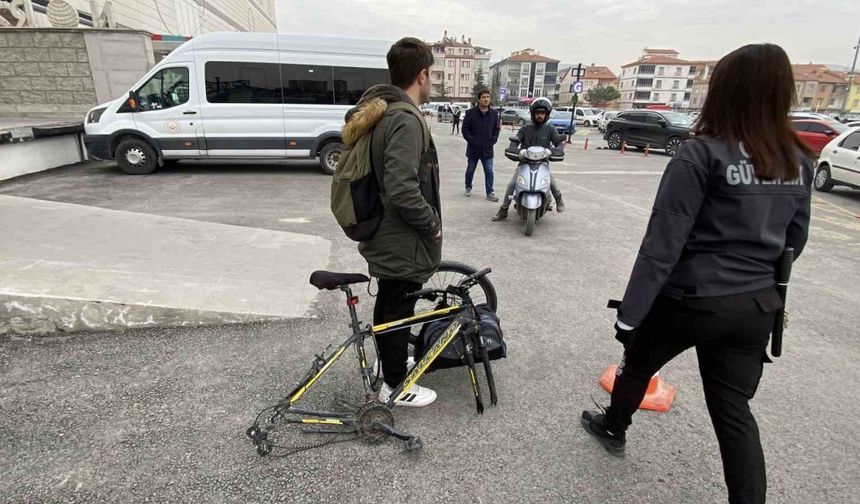 Bisikletin kilidini açamayınca tekerini söküp çaldılar