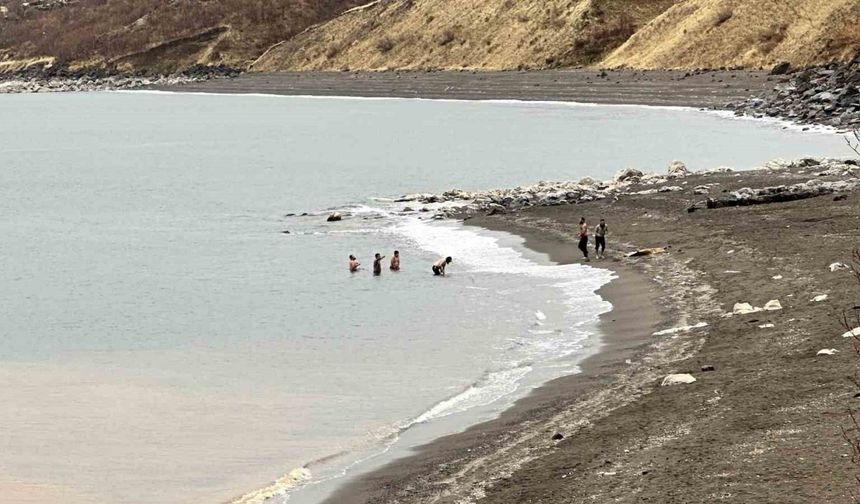 Bitlis’te bir yanda kar esareti, bir yanda su keyfi