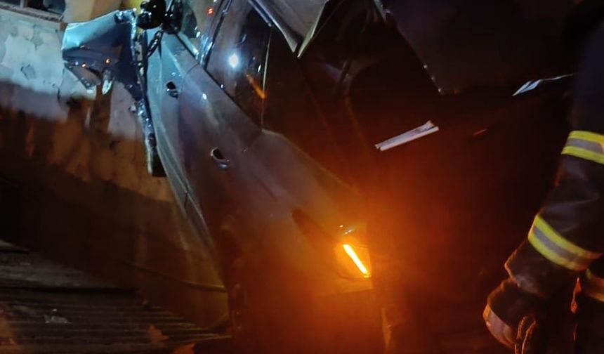 Bolu’da bina duvarına çarpan otomobilin sürücüsü yaralandı