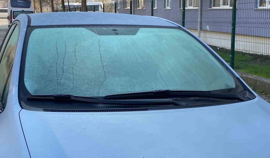Bolu’da soğuktan araçların camları buz tuttu