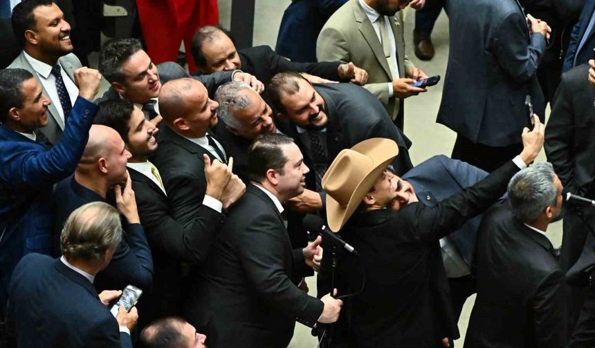 Brezilya’da darbe teşebbüsü suçundan hapis yatan Bolsonaro’nun ceza süresini düşüren tasarı onaylandı