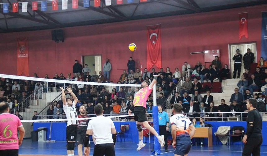 Çal’da düzenlenen voleybol turnuvasında final maçları heyecanı zirveye taşıdı