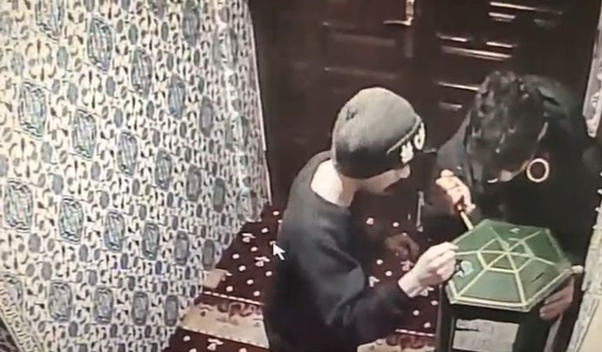 Camideki bağış kutusunu açamayan acemi hırsızlık şüphelileri kamerada